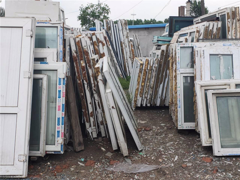 廢舊斷橋鋁門(mén)窗
